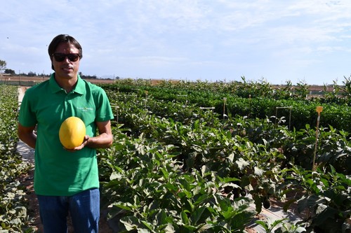 Roberto Sabando, delegado comercial de Ramiro Arnedo en Murcia y Alicante, con Don García.