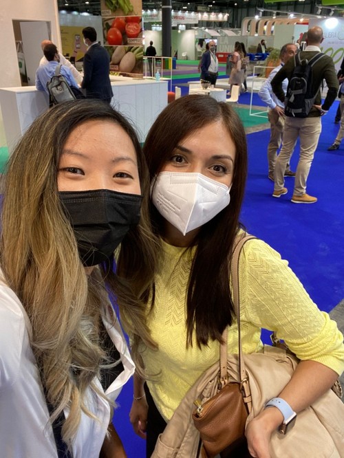 Caterina Pak, comercial de FHSPAIN, con Luisa Garavito, de Comunicación de Politiv.