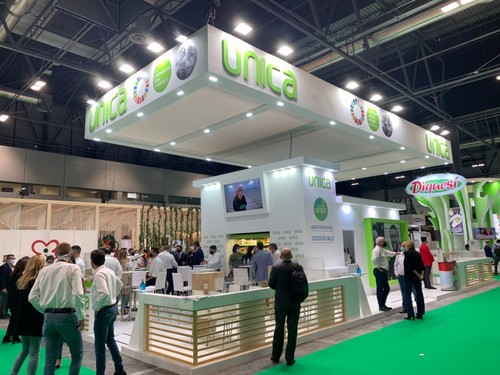 Asistentes en el expositor de Unica.