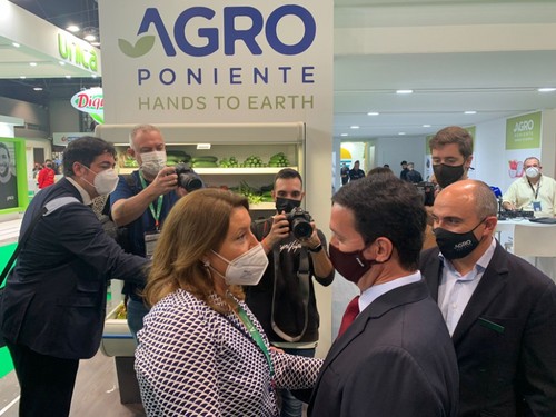 La consejera andaluza y el presidente de la Diputación de Almería se saludan.