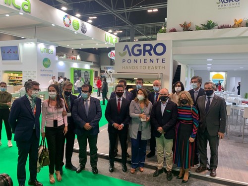 Autoridades de Andalucía en el expositor de Agroponiente, en el pabellón 9.