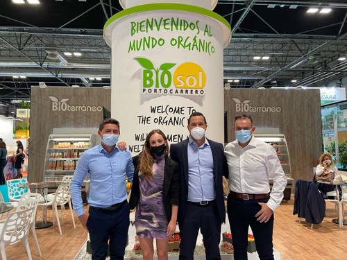 Trabajadores de Biosol y un agricultor socio, a la derecha.