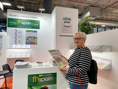 Visitantes en la feria visitan el stand de FHSPAIN.