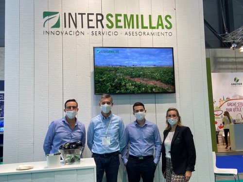 Equipo de Intersemillas en su expositor.