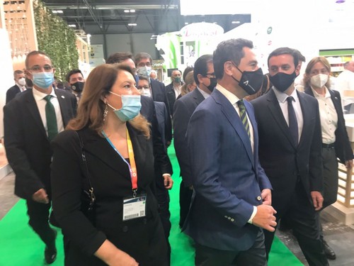 Carmen Crespo, consejera andaluza de Agricultura, Ganadería, Pesca y Desarrollo Sostenible, y Juanma Moreno, presidente de la Junta de Andalucía, visitan Fruit Attraction.