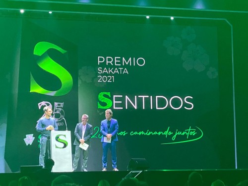 Premio Sentidos de Sakata entregado al nutricionista influencer Carlos Ríos.