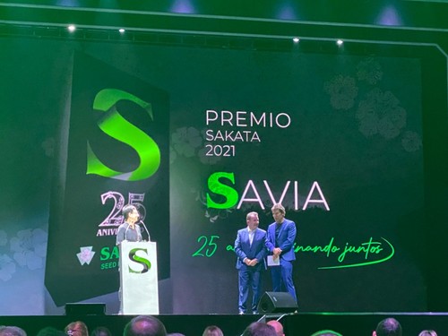 Martin Berasategui entrega el premio Savia a la mujer chef con más estrellas Michelin del mundo, Carmen Ruscaeda.