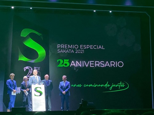 Javier Bernabéu, director general de Sakata Iberica entregó el Premio Especial por su 25 aniversario a la UPCT.
