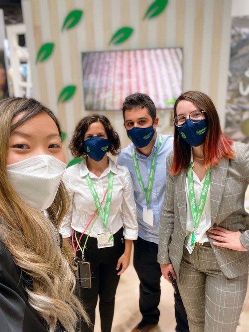 Caterina Pak con el equipo de Bioera.