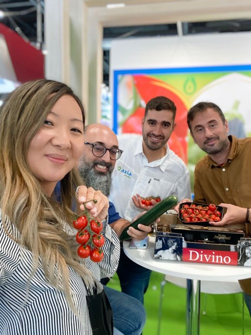Caterina Pak, comercial de FHSPAIN, con el equipo comercial de Axia Semillas.