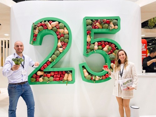 Sara Guerrero, del departamento de marketing de Sakata, junto a un compañero.