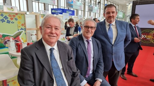 Juan Segura, presidente de Coprohníjar, con empresarios del sector de Valencia