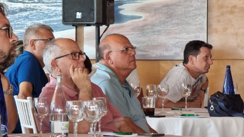Asistentes atentos a las explicaciones.