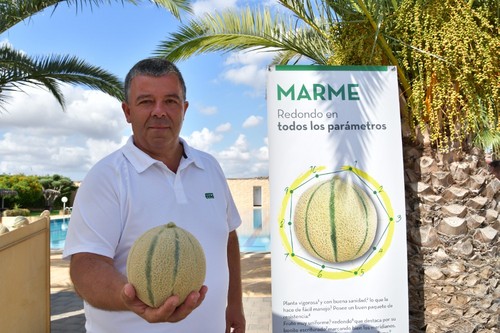 Nicolás Sánchez, técnico comercial de Fitó para Levante y Canarias, con una pieza del cantaloup Marme.
