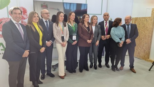 Autoridades de Almería junto a Lorena Garía de Izarra, de Extenda, y la consejera de Agricultura de la Junta de Andalucía, Carmen Crespo