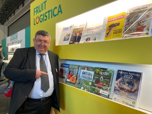 José Antonio Gutiérrez, director de FHSPAIN y FHALMERÍA, junto a uno de los expositores de prensa de Fruit Logistica