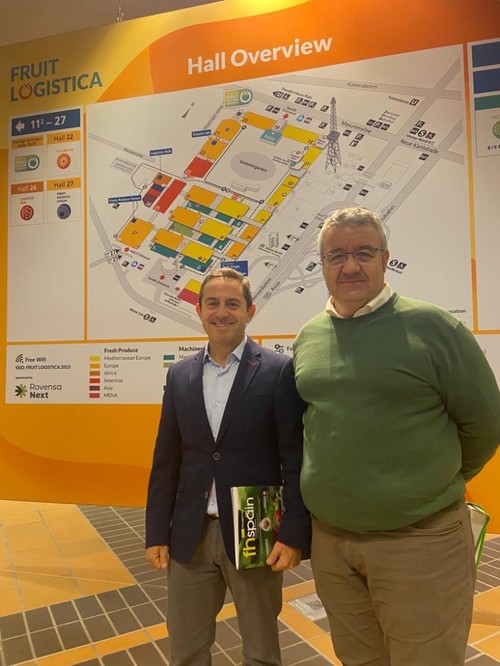 Emilio Martínez con un compañero de Grupo Almafrut.