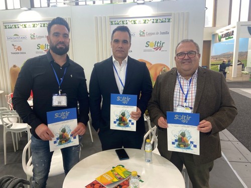 José Carlos Villarreal (centro) y Roberto Catasús (dcha), de la empresa murciana Soltir, junto a un agricultor