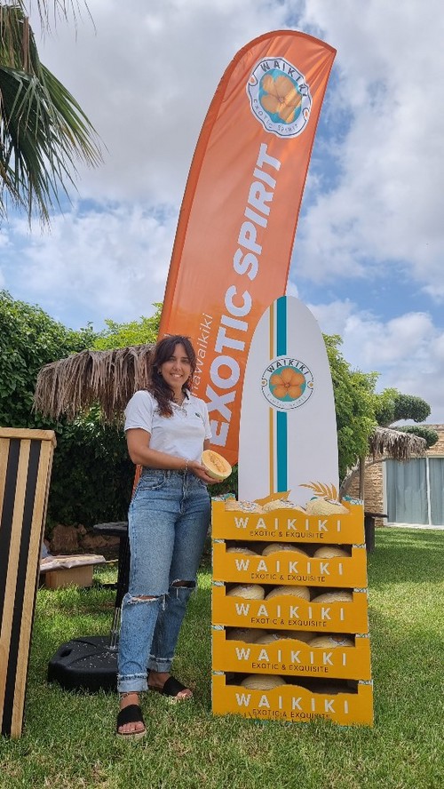 Neus Fernando, de Semillas Fitó, posa en la zona destinada a los melones de marca para el consumidor.