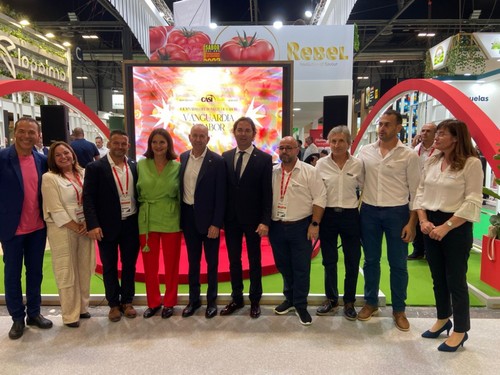 El presidente de CASI posa junto a Samantha Vallejo-Nágera