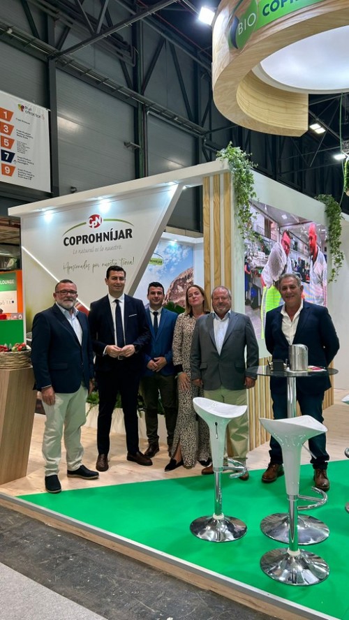 El alcalde de Níjar y el concejal de Agricultura han visitado el expositor de Coprohníjar