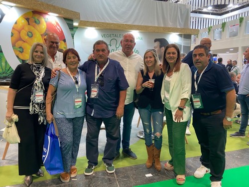 Parte de la junta rectora de Agroiris con amigos