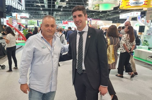 José Antonio Fdez Ibarra,   técnico comercial para la zona de Poniente y coordinador de CapGen, junto al concejal de Agricultura de El Ejido, Manuel Martínez