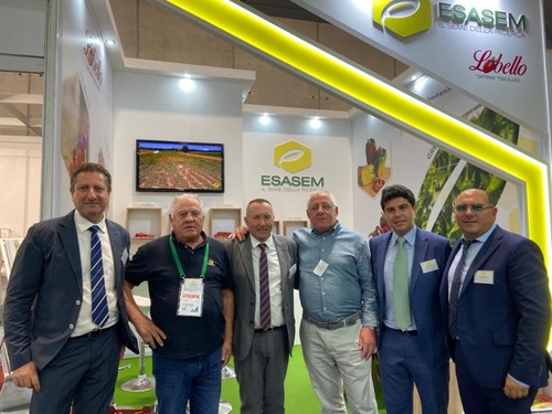 Albert Alcón (centro), junto a sus compañeros de la casa de semillas italiana Esasem