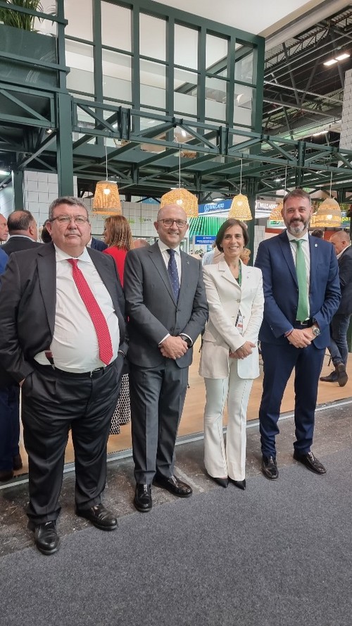 José Antonio Gutiérrez, director de FHSPAIN con distintos responsables de la Consejería de Agricultura: Manuel Gómez Galera, Margarita Cobos y Daniel Quesada