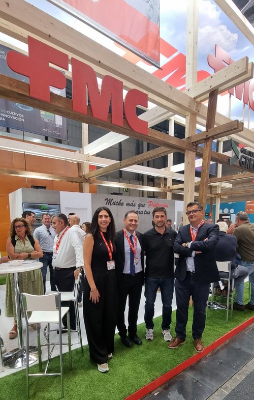 Parte del equipo de FMC y el gerente de Agrupa-inver