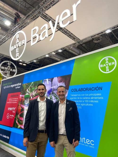 Representantes de Bayer en la feria madrileña