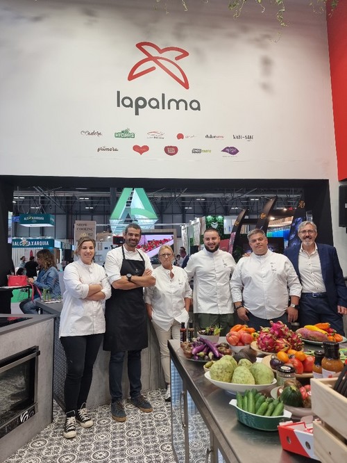 Enrique Sánchez, chef de Canal Sur; José Rodríguez, chef investigador de La Palma;  Miguel Martín Almendros, médico nutricionista y los tres finalistas del II concurso gastronómico 'El Gorro Rojo