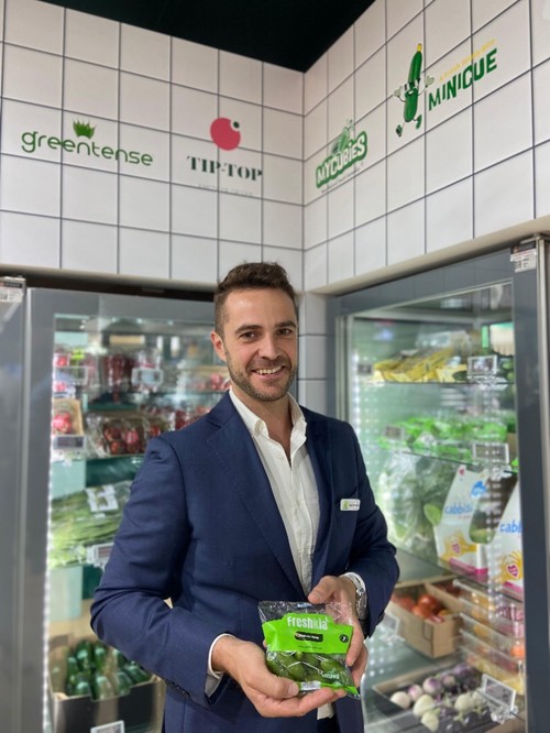 Juan José García, comercial de Rijk Zwaan, posando con el pepino baby Freshkia