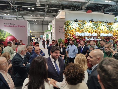 López Miras visita el pabellón 7 donde hay buena representación de Murcia
