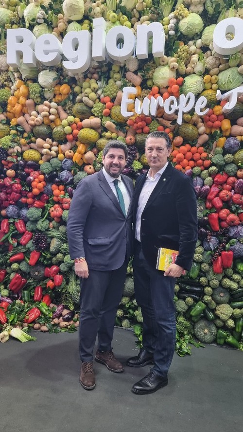 Fernando López Miras, presidente de la Región de Murcia, junto a Francisco José Rodríguez, CEO de Decco WorldWide