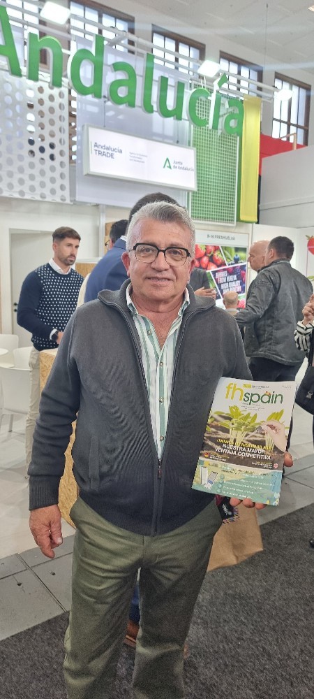 Bonifacio Sánchez, coordinador regional de Ventas de HM.CLAUSE, con un ejemplar de FHSPAIN