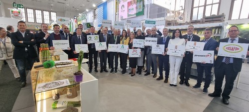 Foto de familia de representantes del gobierno andaluz en Almería y responsables de distintas empresas de la provincia y de Granada