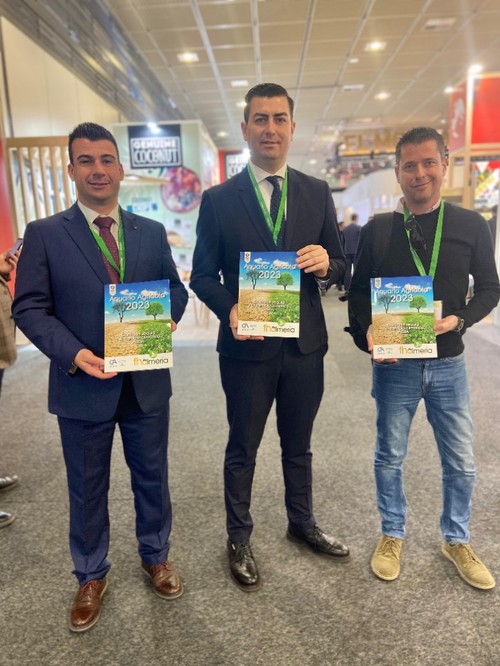 Alcalde de Níjar (centro), José Francisco Garrido, junto al concejal de Agricultura, Jesús Guerrero, y un compañero de comunicación