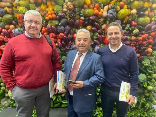 Emilio Martínez (dcha), responsable de Almafrut, junto a su padre y un amigo