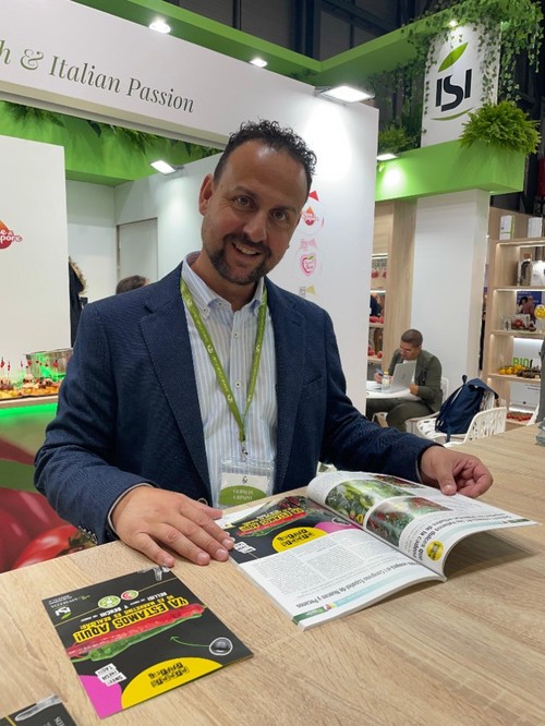 Germán García, comercial de Isi Sementi, leyendo su artículo de la edición de FHSPAIN