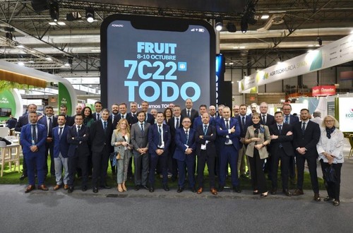 Los profesionales de Cajamar posando en su stand de IFEMA