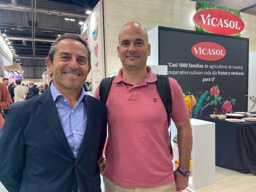 Emilio Martínez, responsable de Almafrut, junto a un compañero