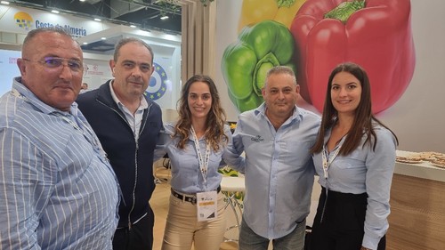 Personal de Agroiris con representantes de CapGen Seeds desplazados a la feria