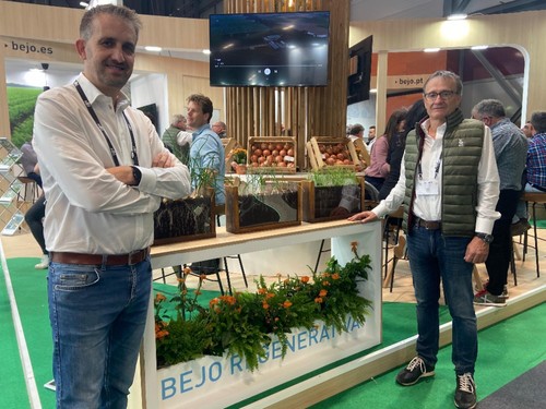 Jose Ramírez, ténico de cebollas y representante de Bejo en la mancha y Enrique Cadiñanos, representante de ventas de Bejo ibérica