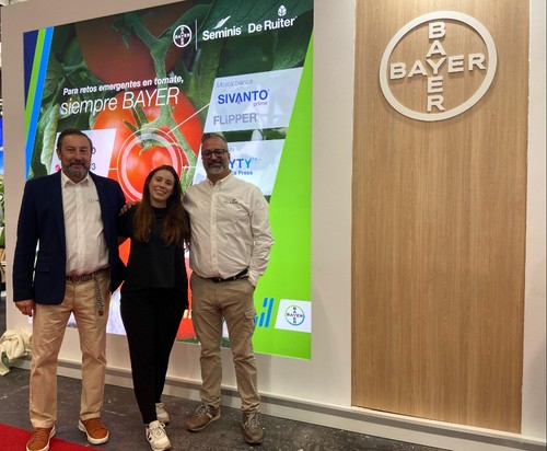 Jesús Joya y Juan Miguel Robles, de ventas, junto a Melissa Díquez, del departamento de Marketing de Bayer