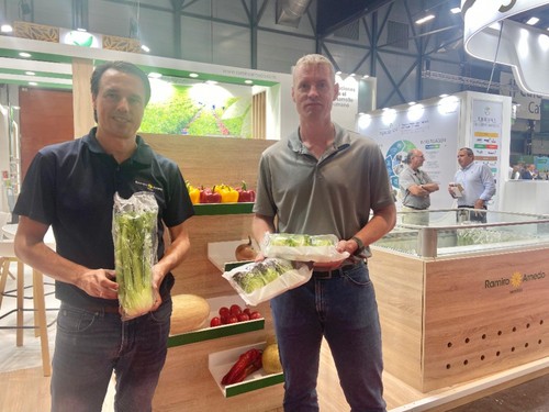 Roberto Sabando y Henry Smienk, de Ramiro Arnedo, posando con algunas variedad de hoja y brásicas