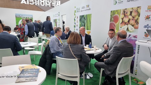 Reuniones desde primera hora   en el expositor de la Región de Murcia