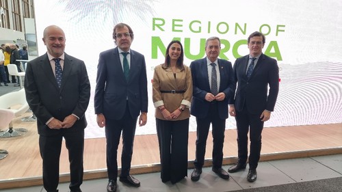 La consejera de Agricultura de Murcia, Sara Rubira, con su delegación en el pabellón 18