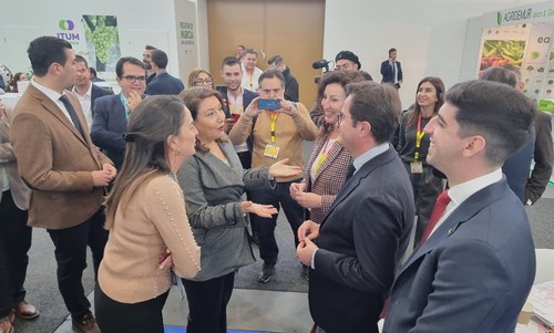 La eurodiputada Carmen Crespo saludando a algunas de las autoridades presentes