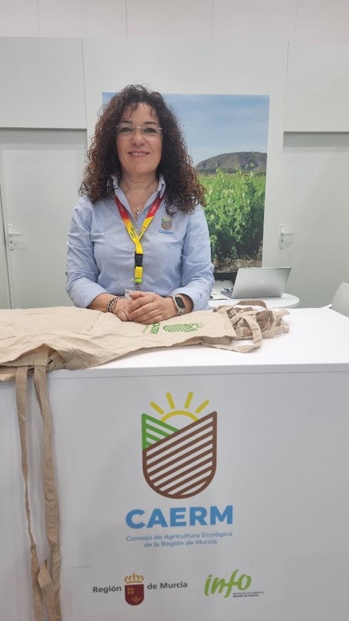 Mikaela Rabadán en el expositor del Caerm